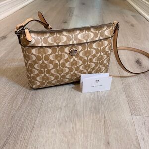 ✨ Coach Peyton Dream C Signature East West Swingpack ✨